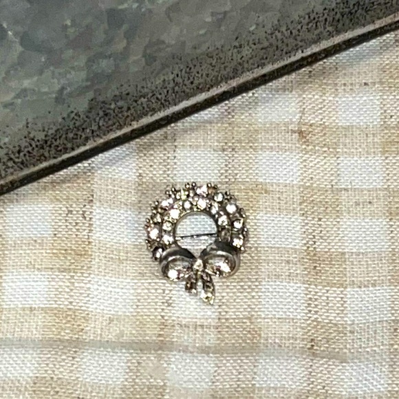 Beautiful CZ Silver Tone Wreath with Bow Brooch - Picture 6 of 8